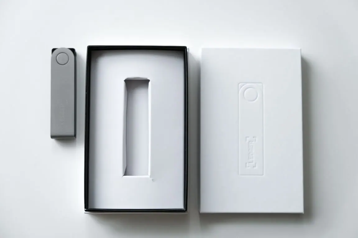 The top tray holding the device doesn’t give any hint that it needs to be lifted up to access the other items - resulting in a poor unboxing experience.